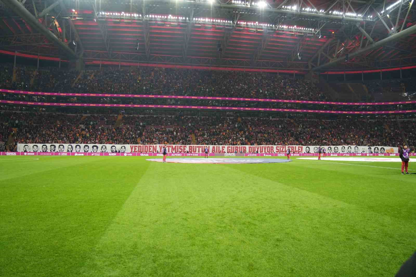 Galatasaray taraftarından, Lucas Torreira için özel pankart
