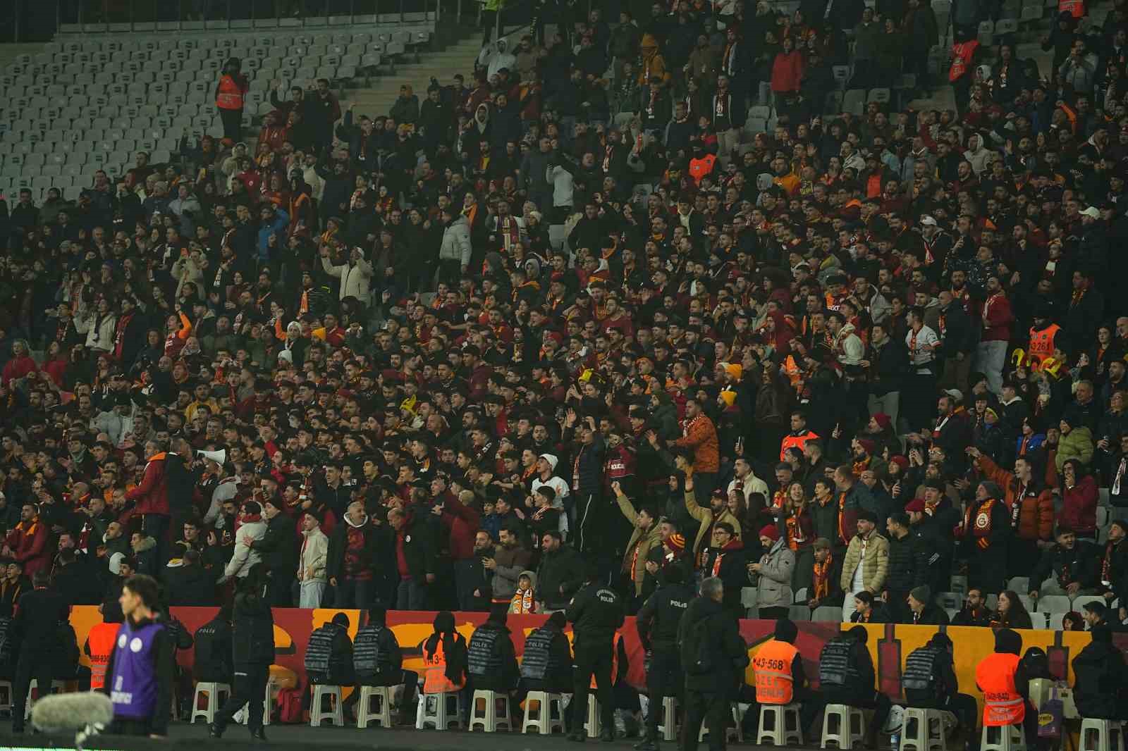 Galatasaray’da 3 değişiklik
Galatasaray’da 3 değişiklik