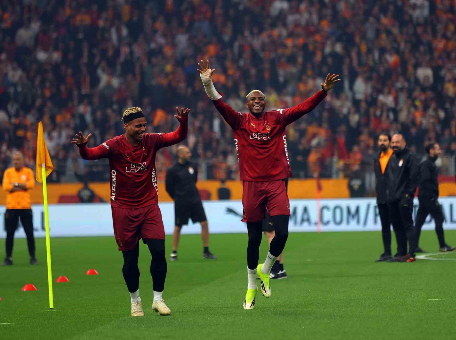 Galatasaray’dan stadyumda taraftara açık antrenman
