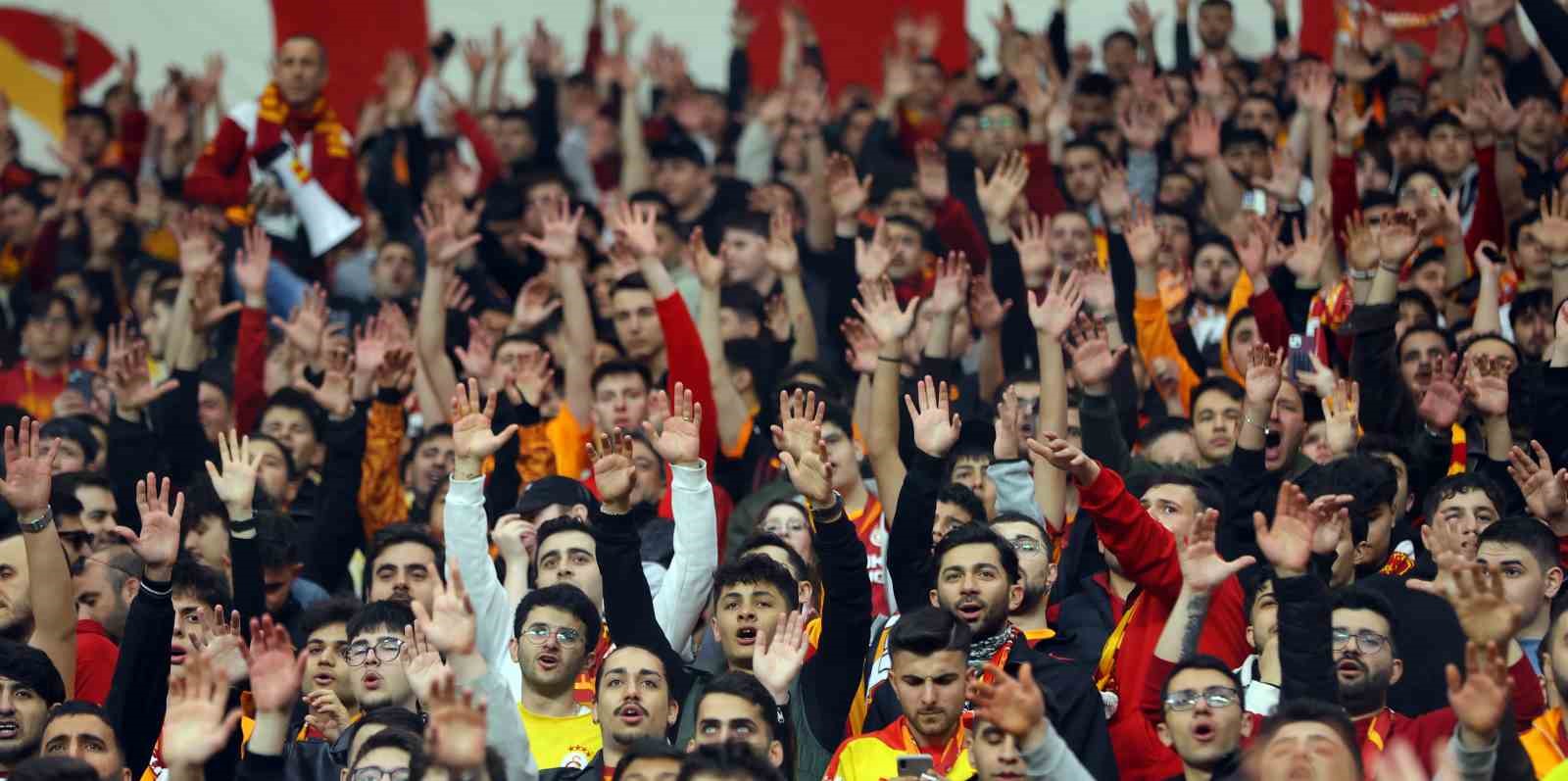 Galatasaray’dan stadyumda taraftara açık antrenman
