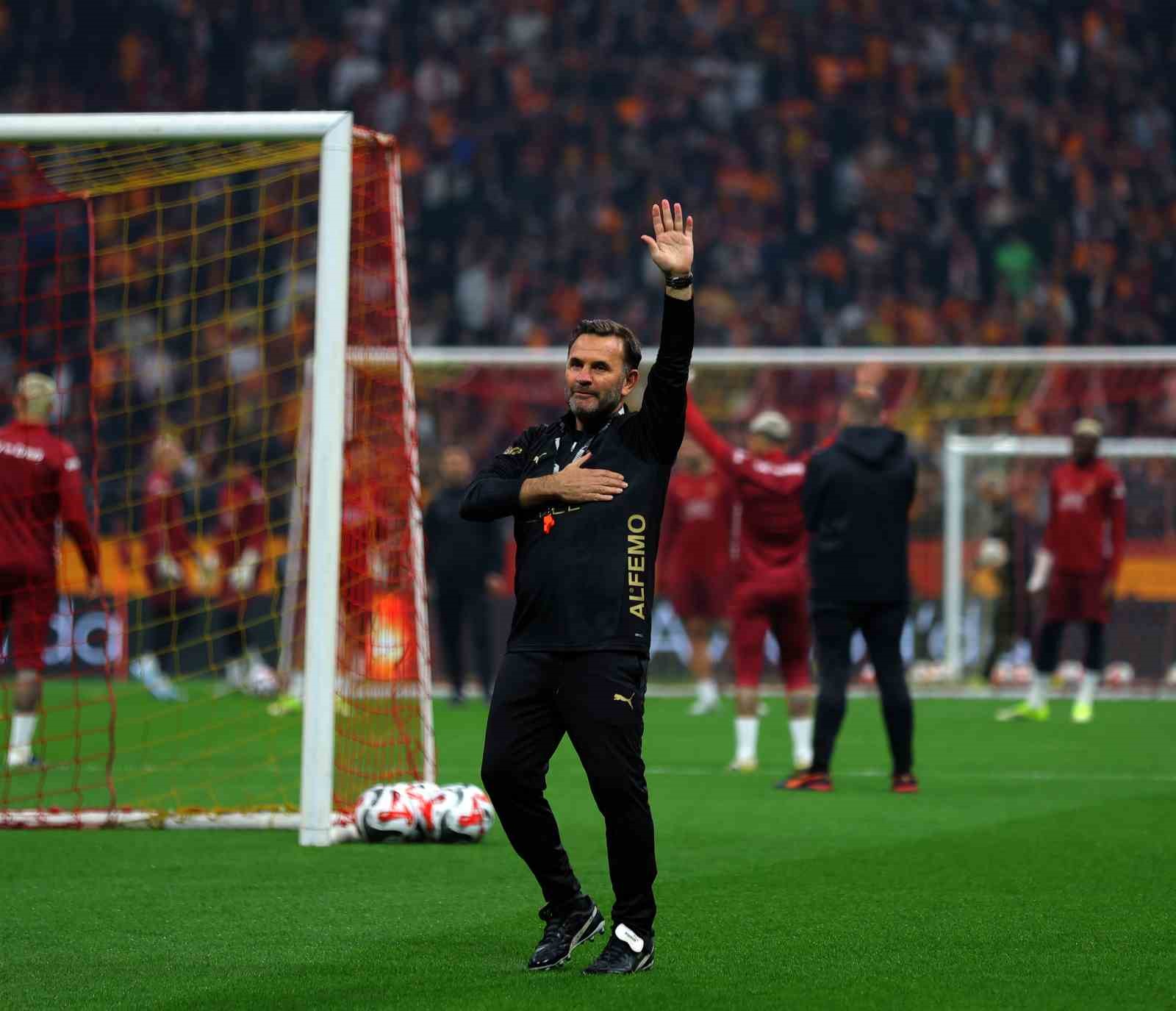 Galatasaray’dan stadyumda taraftara açık antrenman

