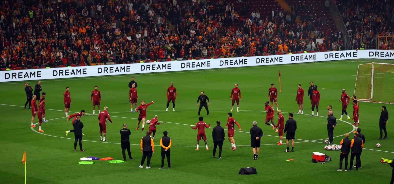 Galatasaray’dan stadyumda taraftara açık antrenman
