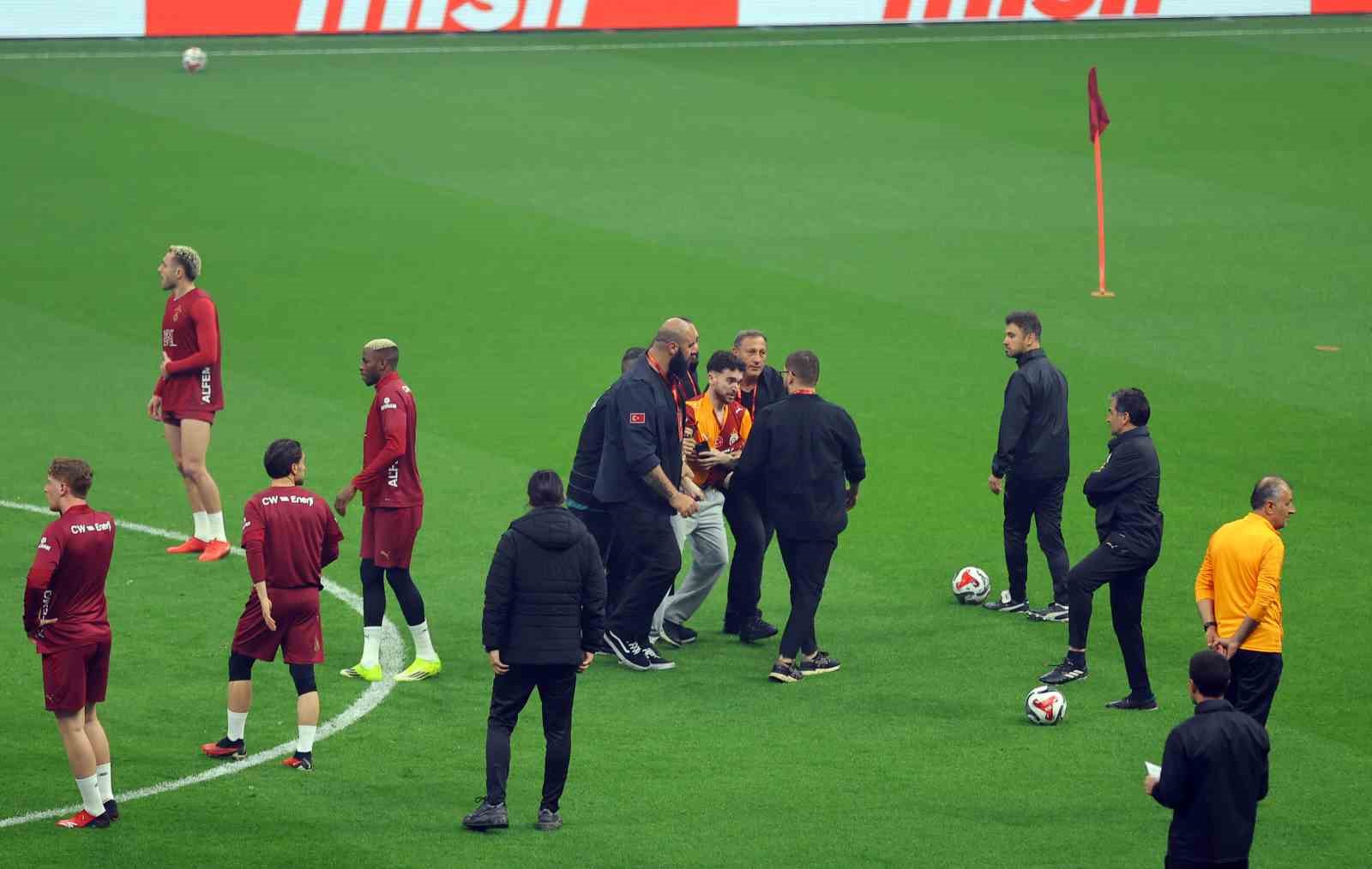Galatasaray’dan stadyumda taraftara açık antrenman
