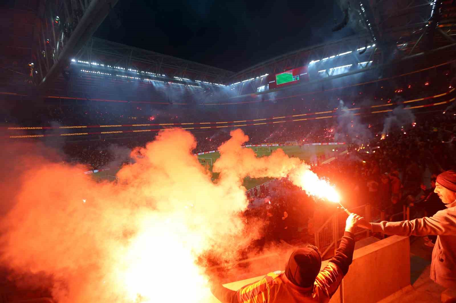 Galatasaray’dan stadyumda taraftara açık antrenman
