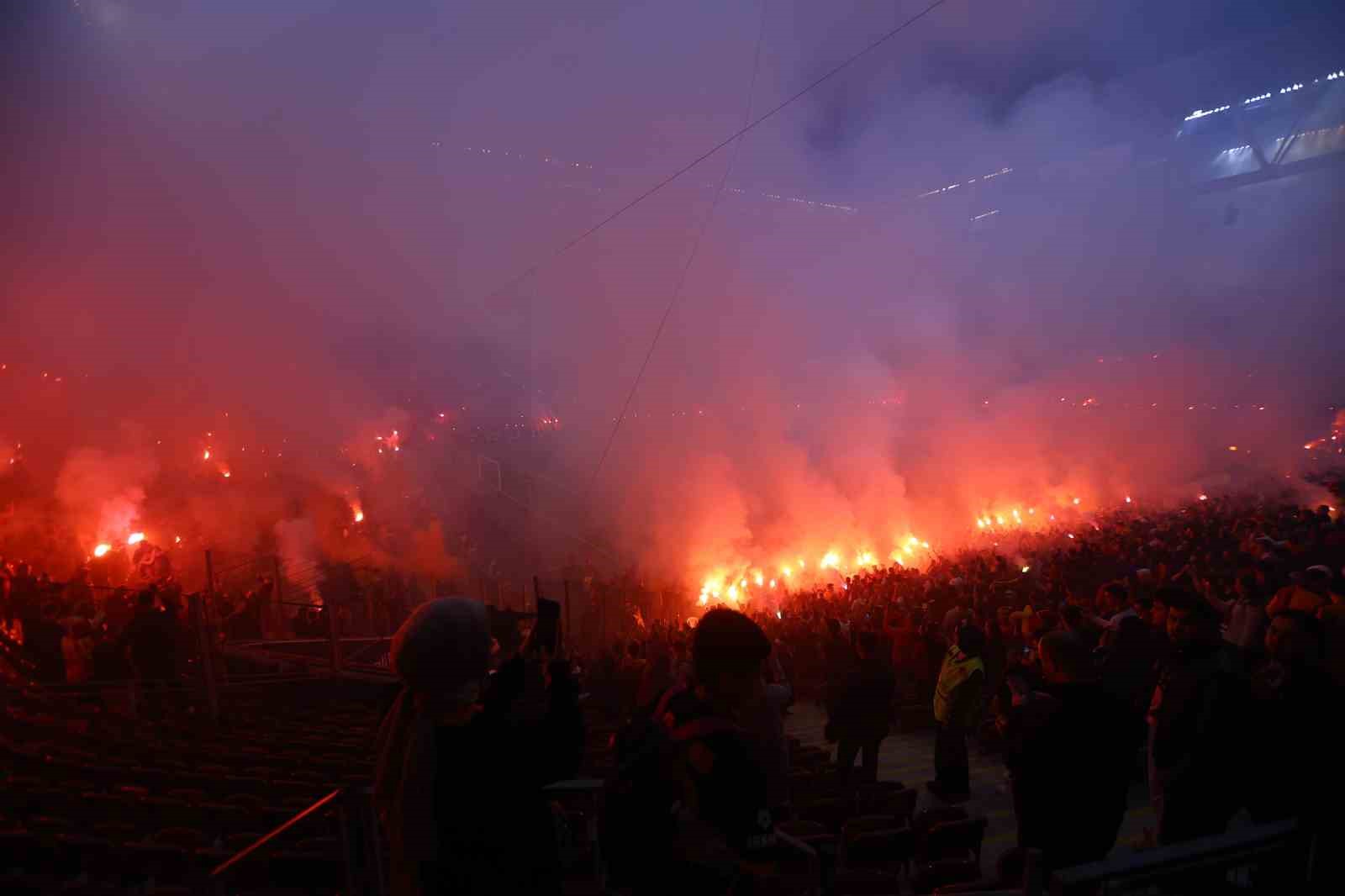 Galatasaray’dan stadyumda taraftara açık antrenman
