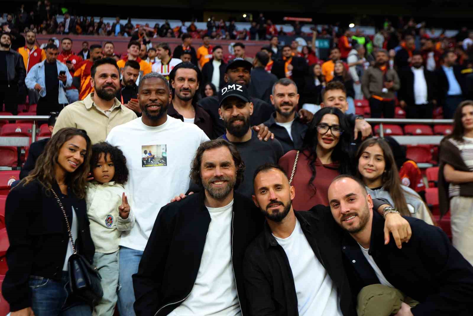 Galatasaray’dan stadyumda taraftara açık antrenman
