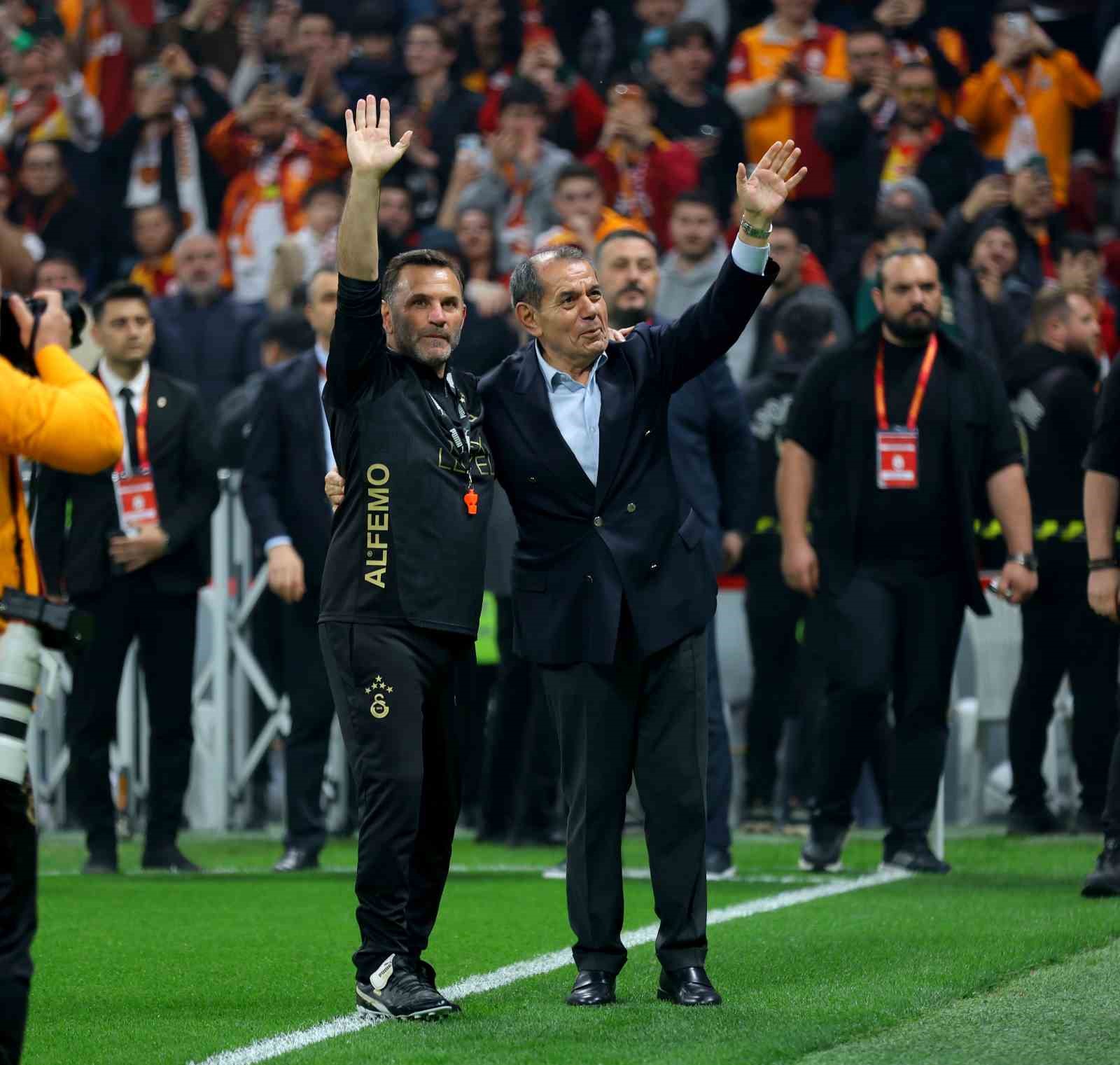 Galatasaray’dan stadyumda taraftara açık antrenman
