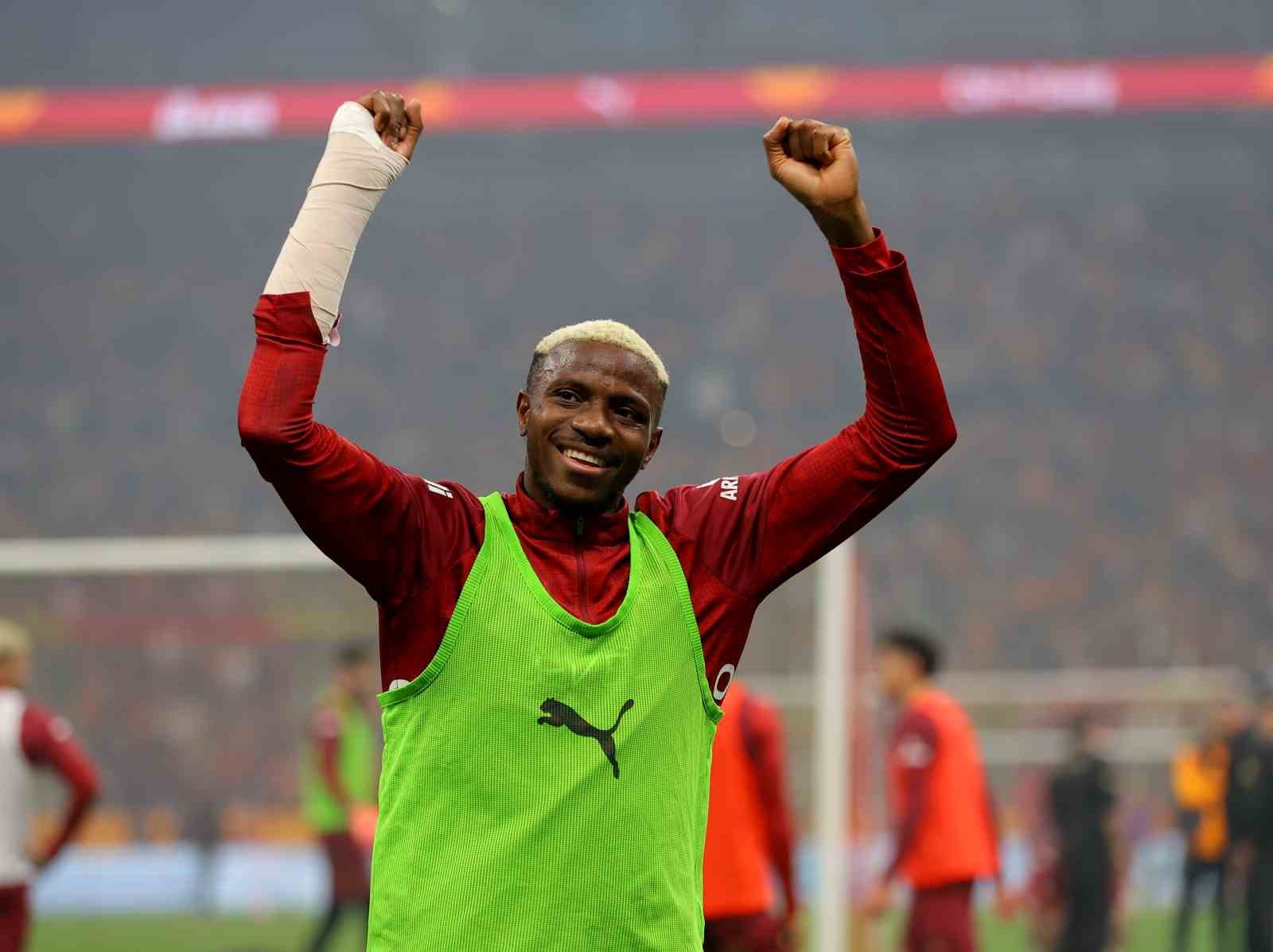 Galatasaray’dan stadyumda taraftara açık antrenman
