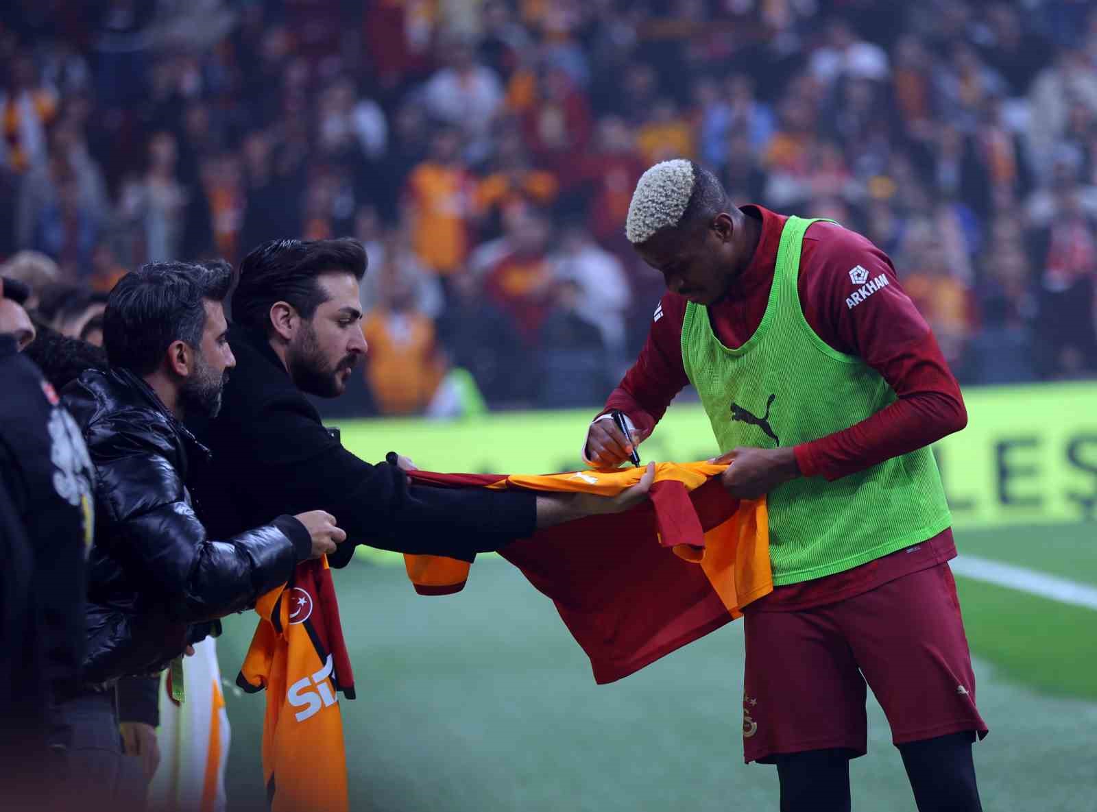 Galatasaray’dan stadyumda taraftara açık antrenman
