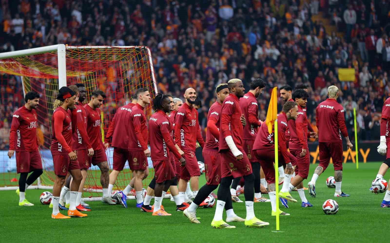 Galatasaray’dan stadyumda taraftara açık antrenman
