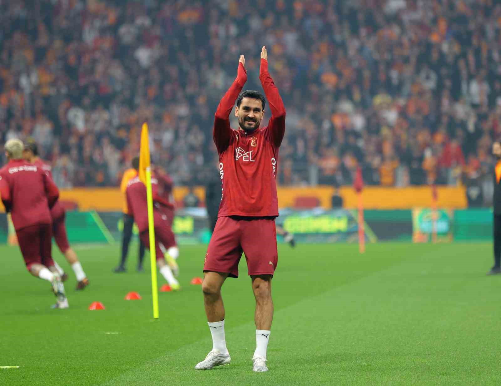 Galatasaray’dan stadyumda taraftara açık antrenman
