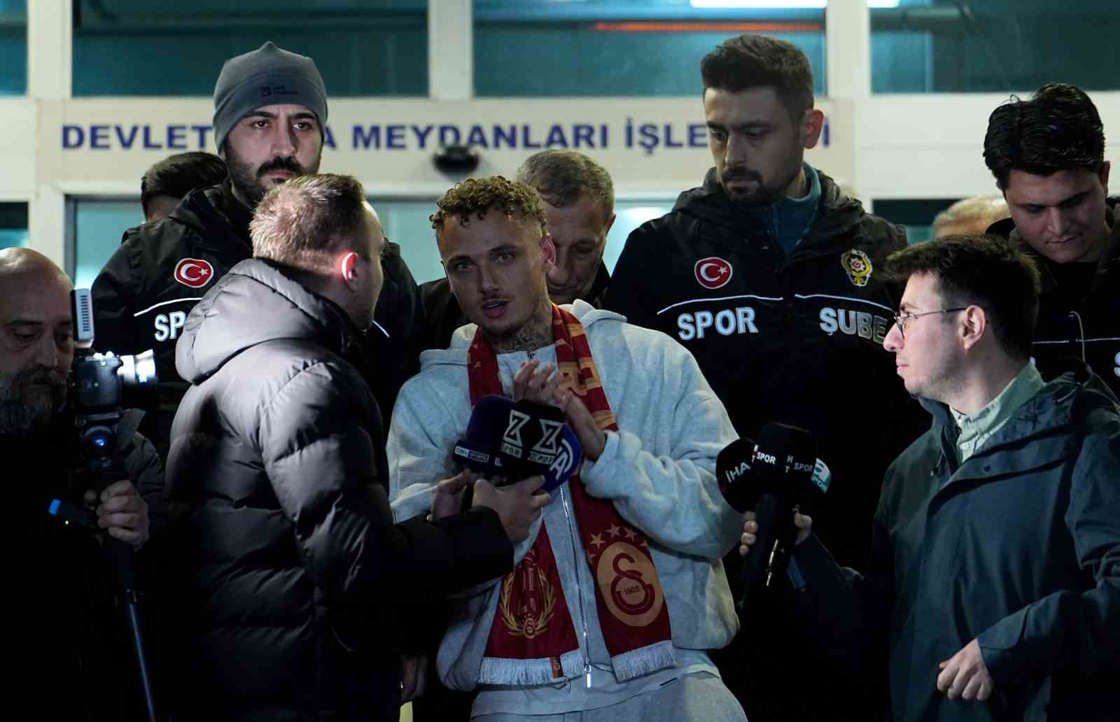 Galatasaray’ın yeni transferi Noa Lang, İstanbul’a geldi
Galatasaray’ın yeni transferi Noa Lang, İstanbul’a geldi