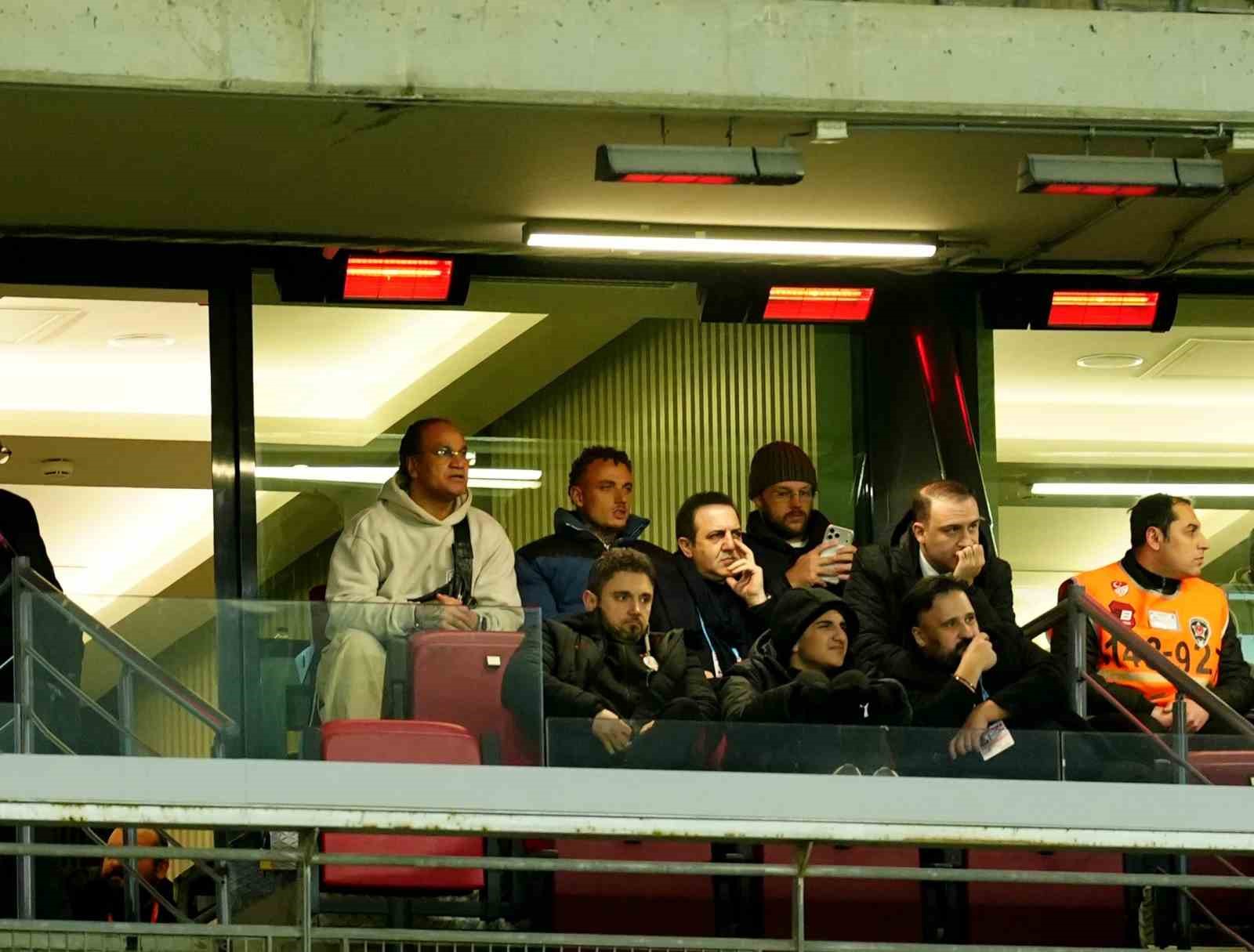 Galatasaray’ın yeni transferi Noa Lang tribünde
