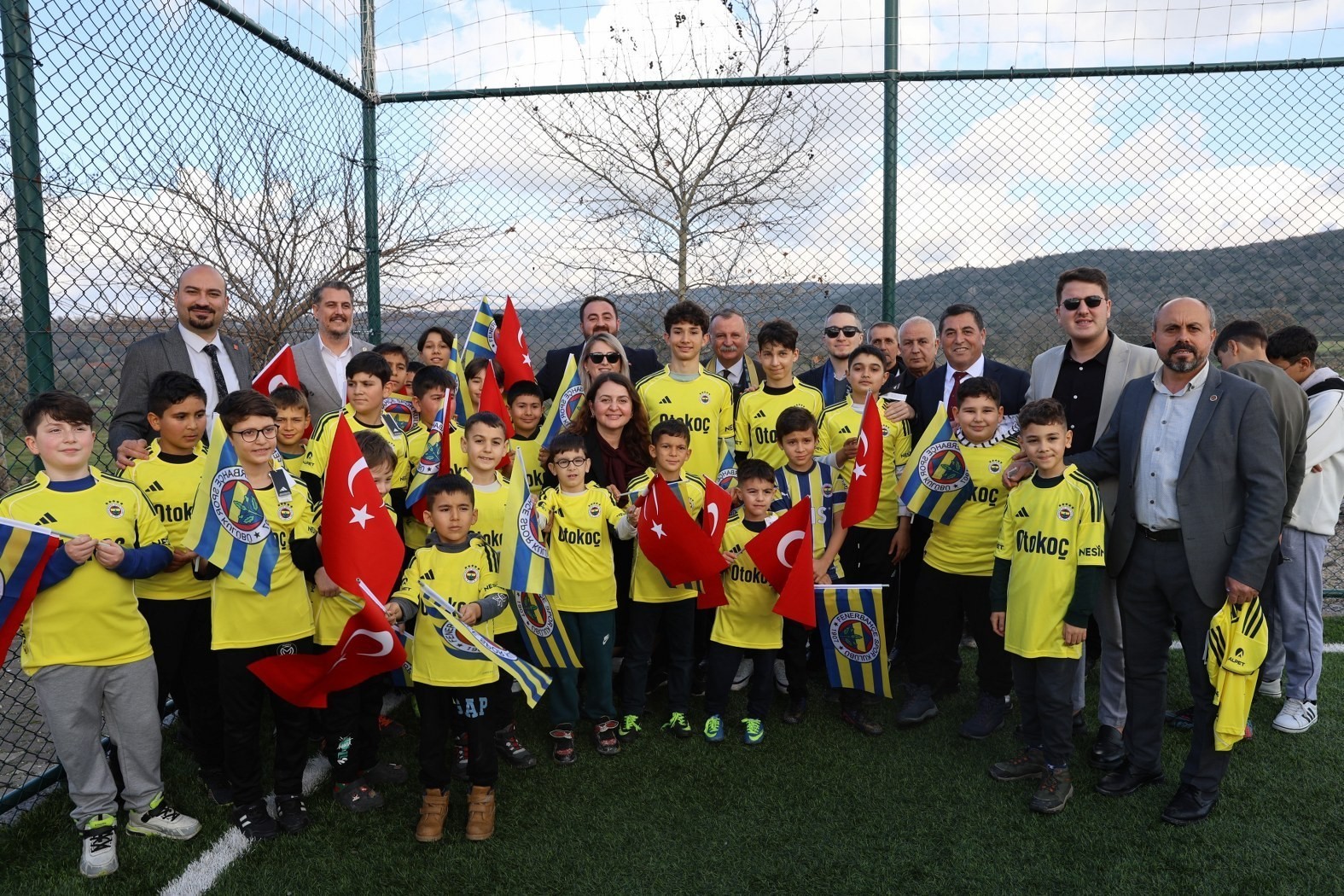 Galatasaraylı başkan, Fenerbahçeli çocukları sevindirdi
