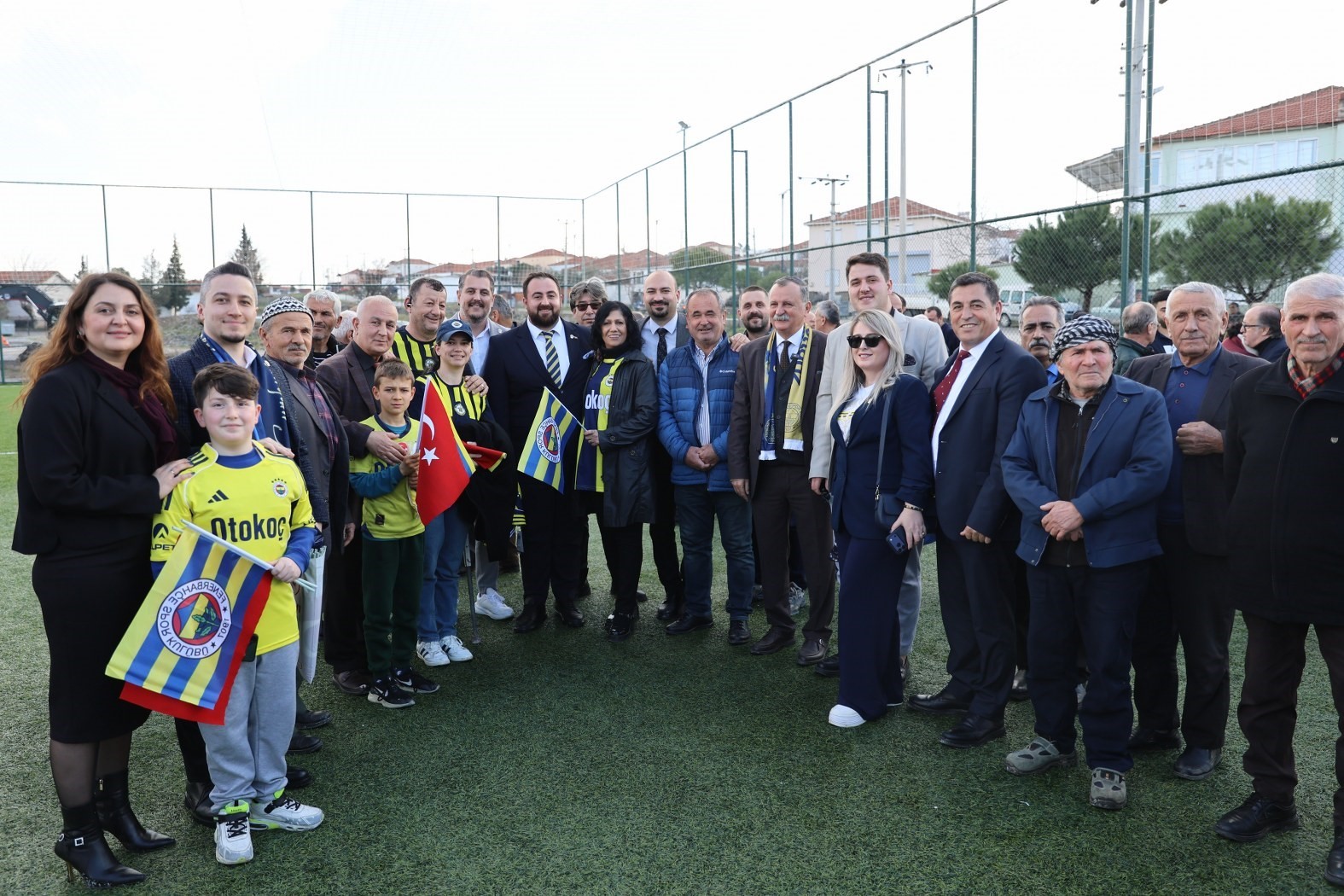 Galatasaraylı başkan, Fenerbahçeli çocukları sevindirdi
