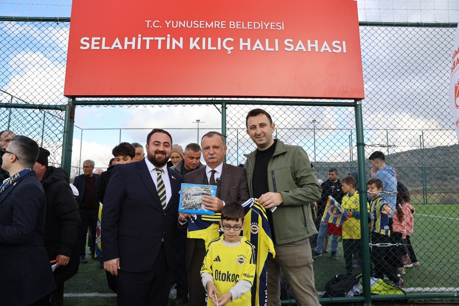 Galatasaraylı başkan, Fenerbahçeli çocukları sevindirdi
