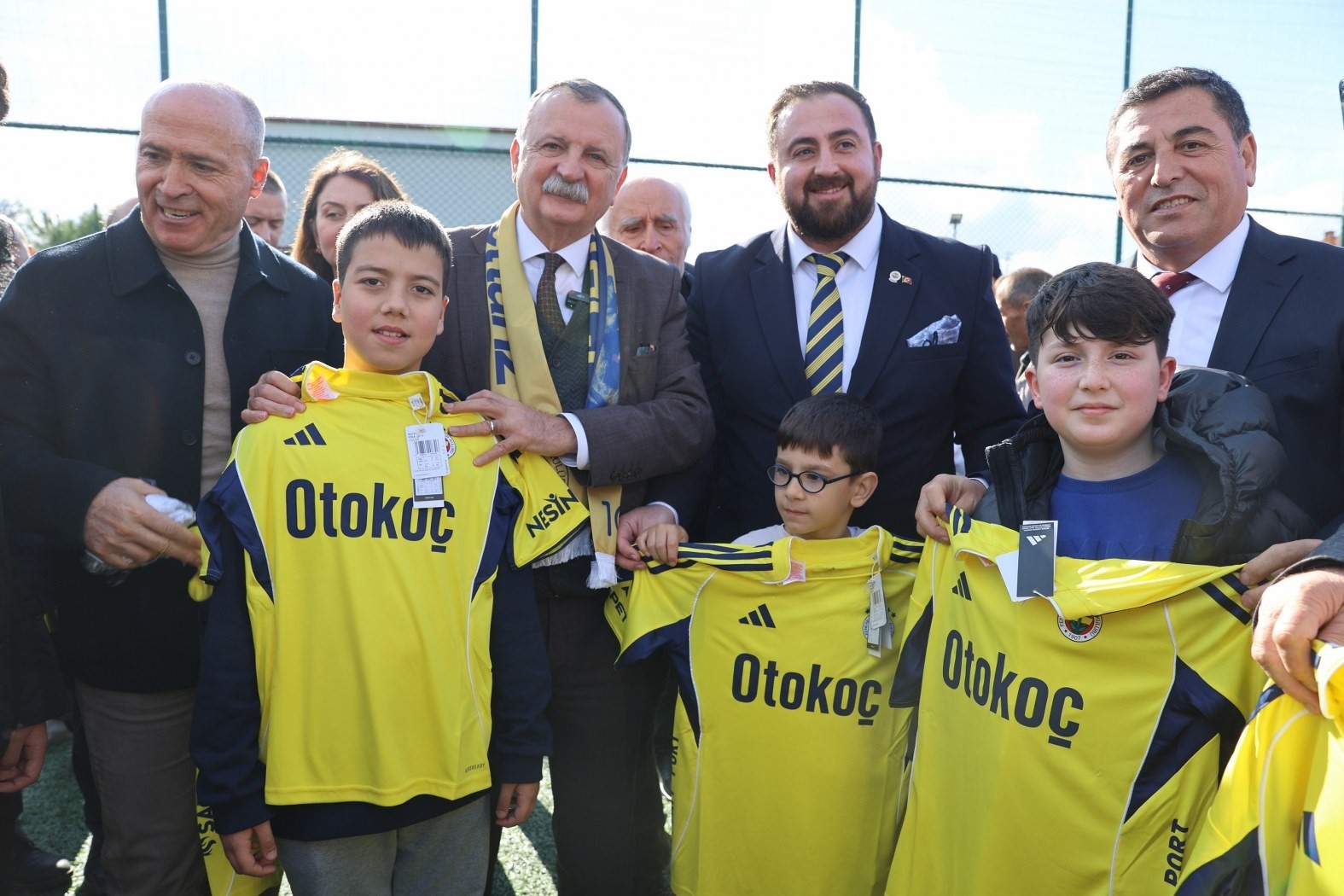 Galatasaraylı başkan, Fenerbahçeli çocukları sevindirdi
