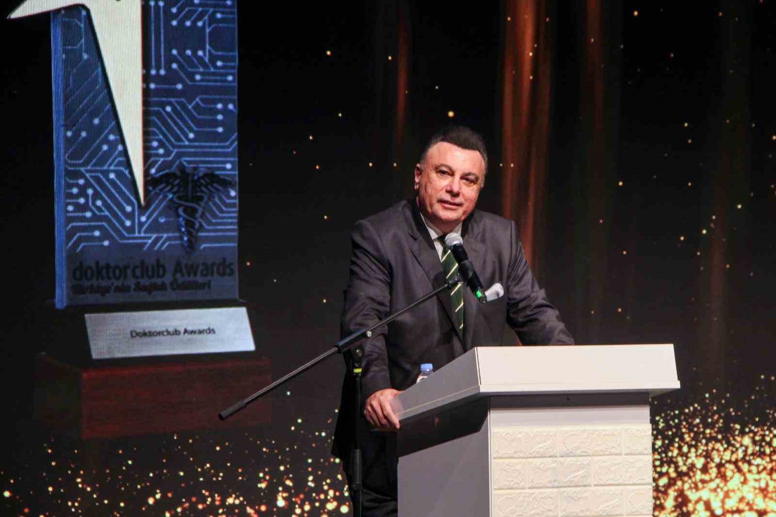 Galatasaraylı eski yöneticilerden Lucescu sözleri
Galatasaraylı eski yöneticilerden Lucescu sözleri