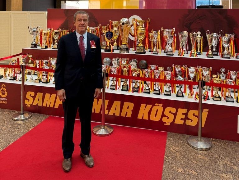 Galatasaraylı eski yöneticilerden Lucescu sözleri
Galatasaraylı eski yöneticilerden Lucescu sözleri