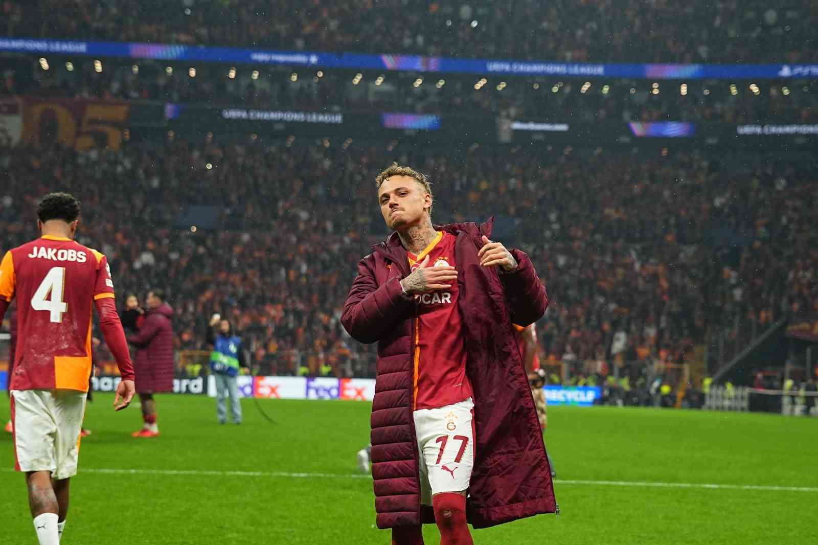 Galatasaraylı futbolcular galibiyeti taraftarıyla kutladı
