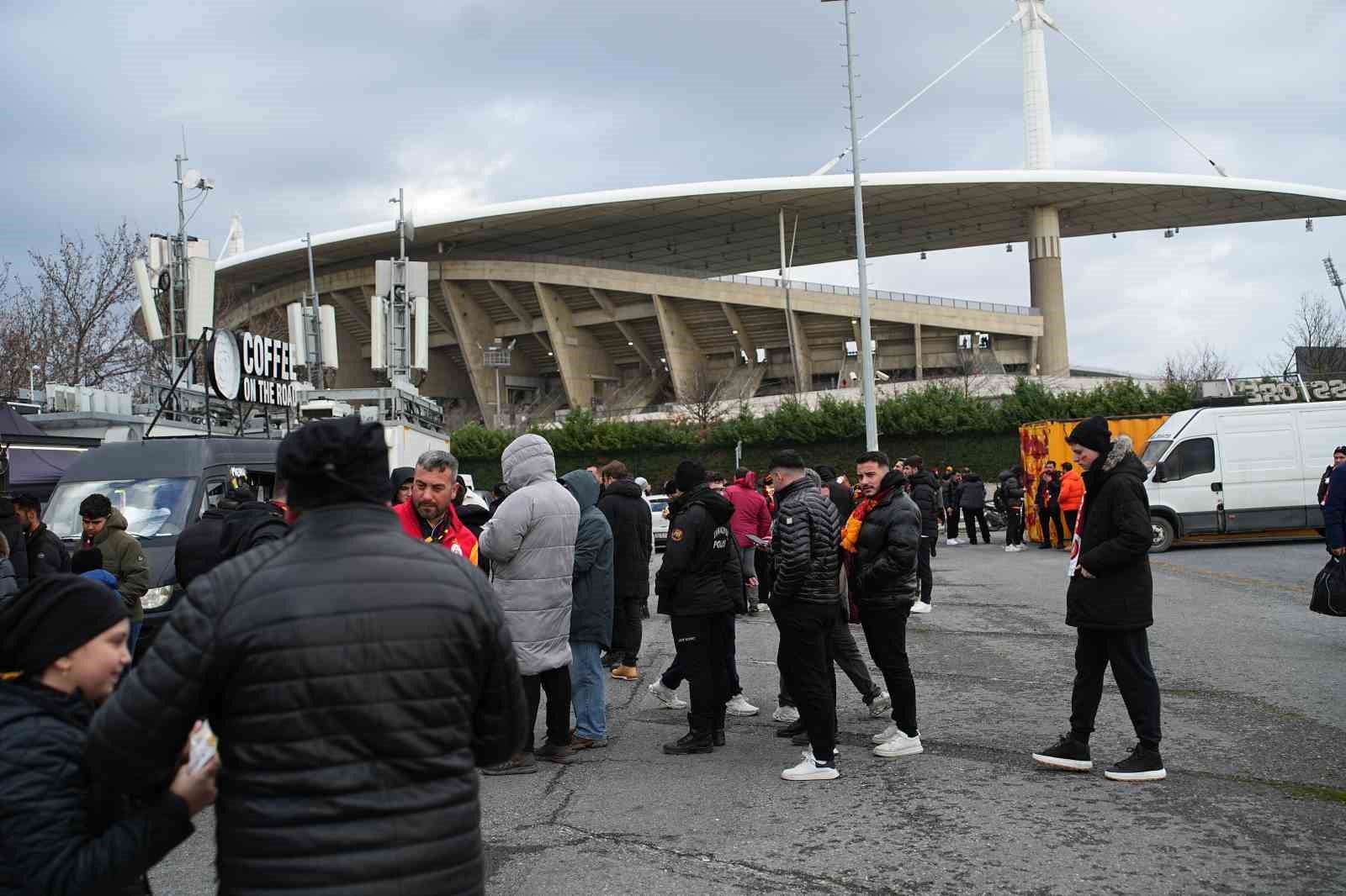 Galatasaraylı taraftarlar Süper Kupa finali için stada geldi
