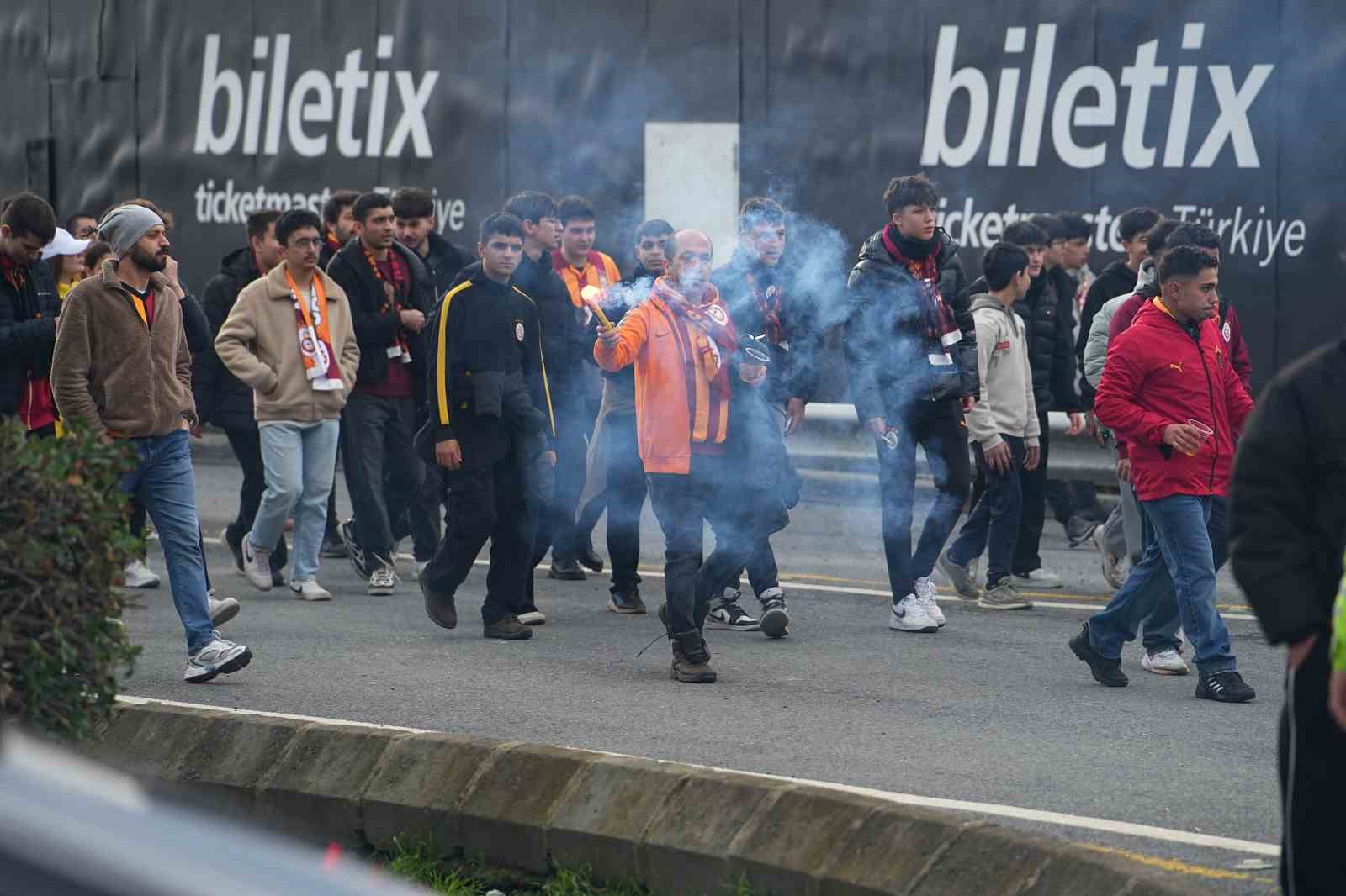 Galatasaraylı taraftarlar Süper Kupa finali için stada geldi
