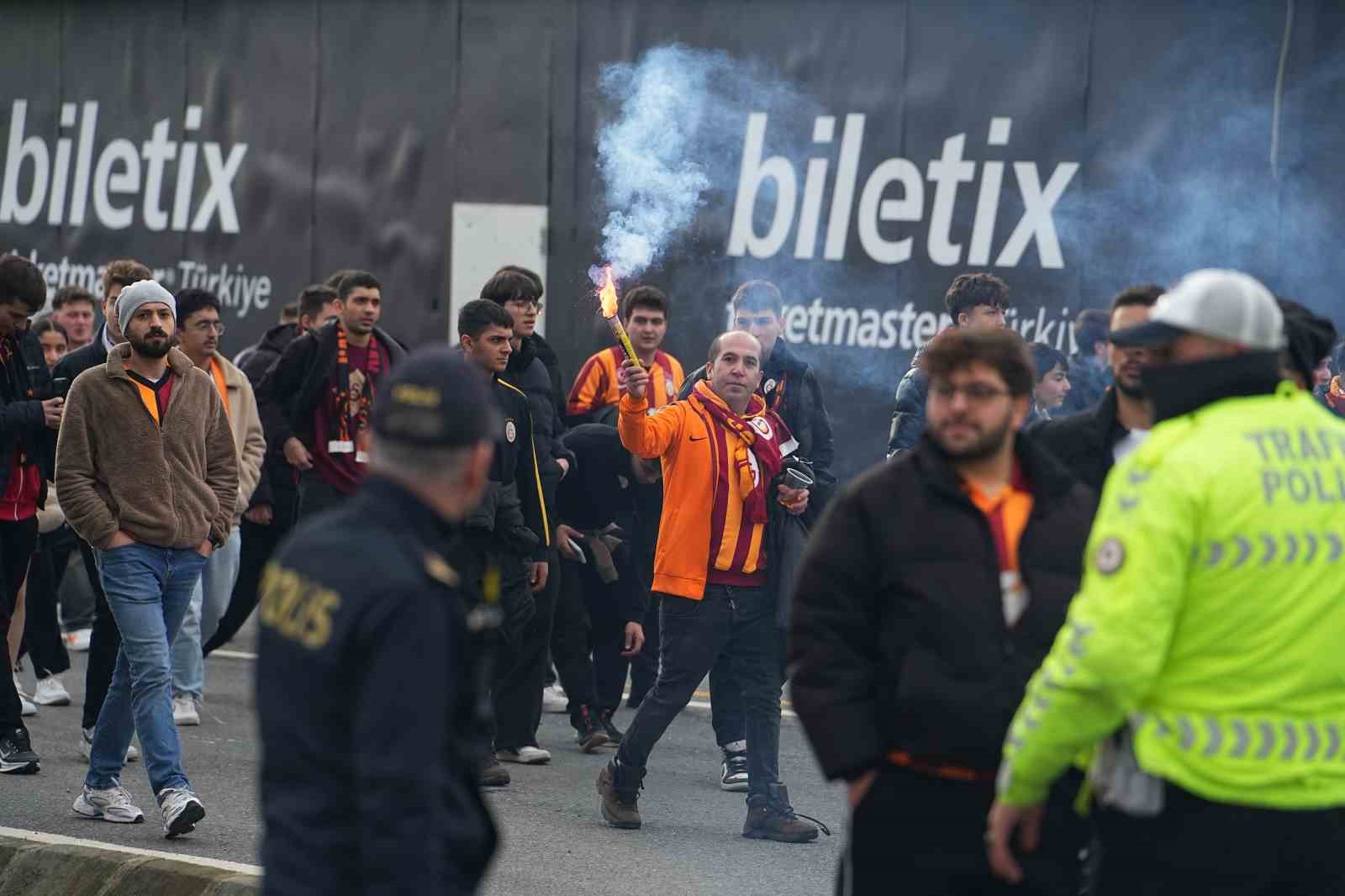 Galatasaraylı taraftarlar Süper Kupa finali için stada geldi
