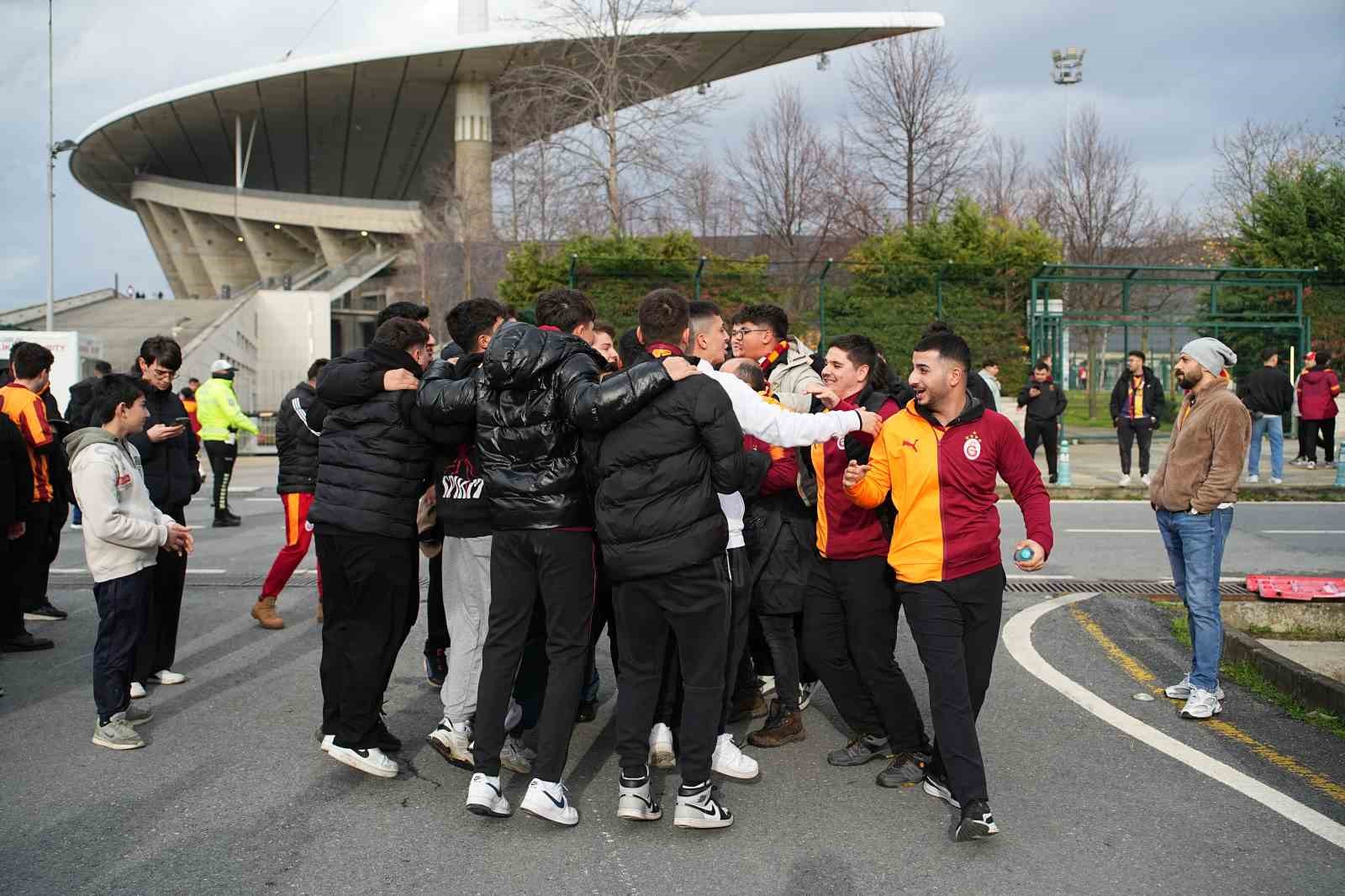 Galatasaraylı taraftarlar Süper Kupa finali için stada geldi
