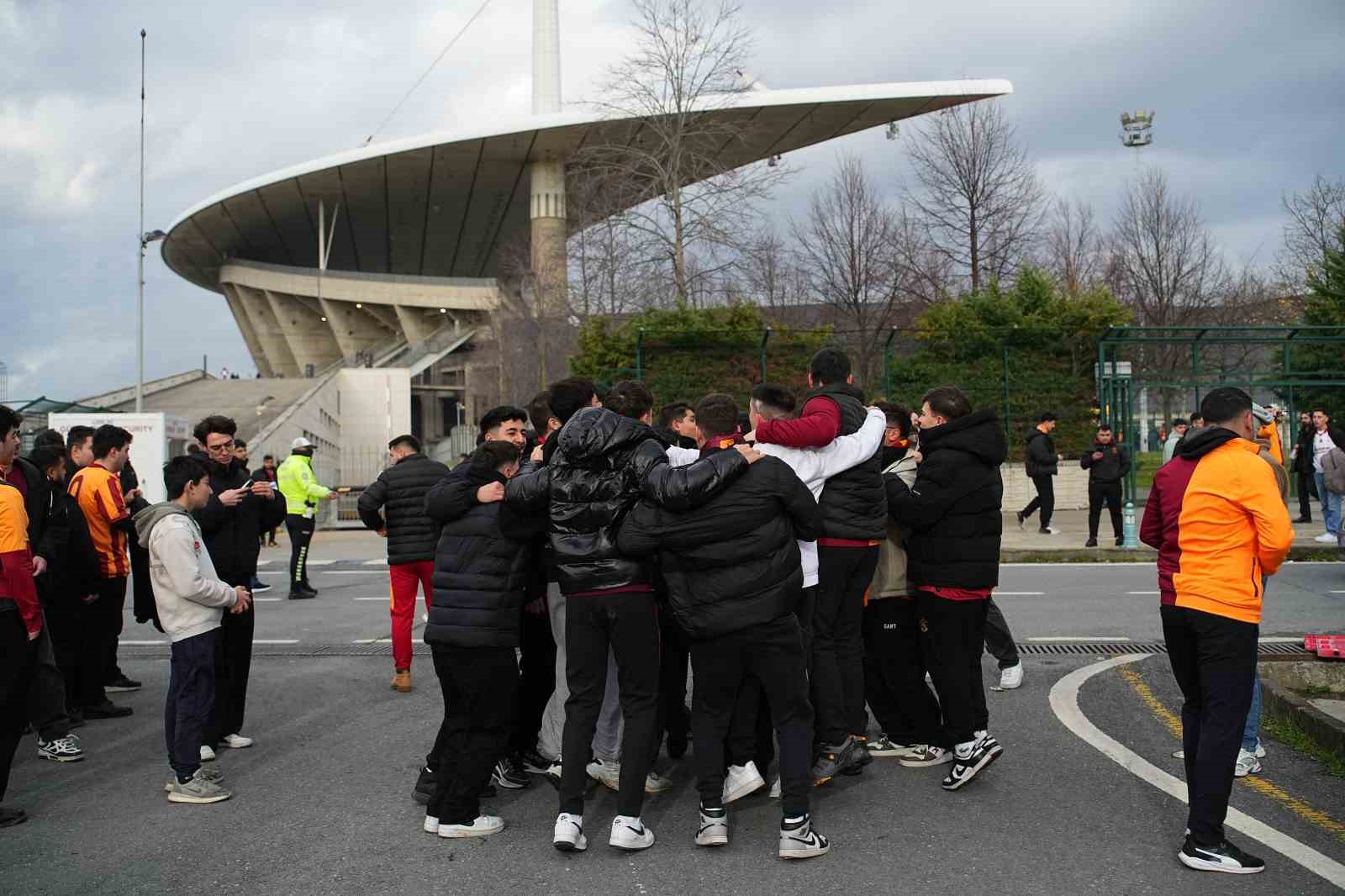 Galatasaraylı taraftarlar Süper Kupa finali için stada geldi
