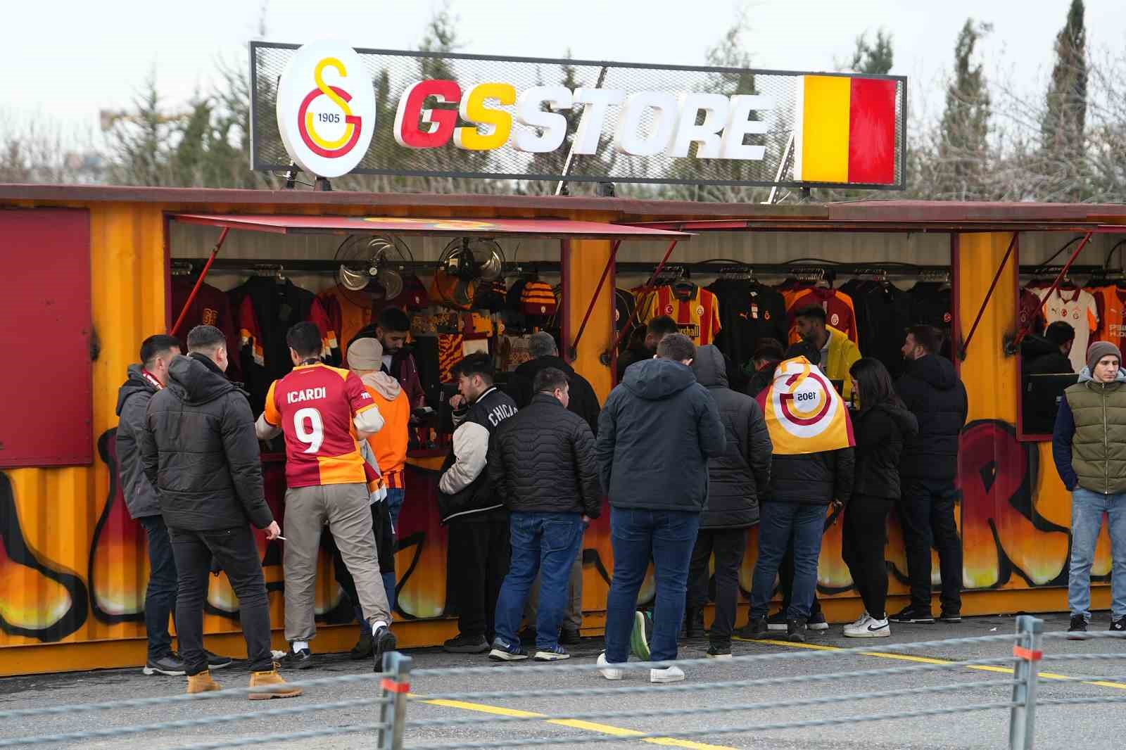 Galatasaraylı taraftarlar Süper Kupa finali için stada geldi
