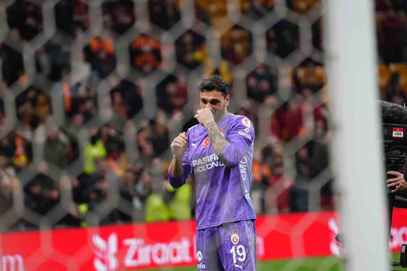 Galatasaraylı taraftarlardan Günay Güvenç’e destek
