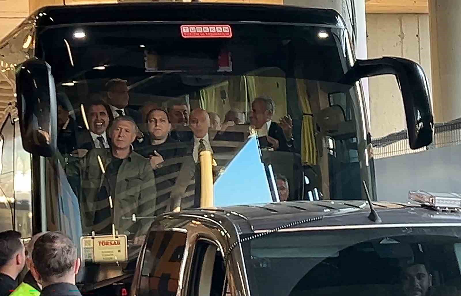 Galatasaraylı yöneticiler, Fenerbahçeli yöneticileri karşıladı
