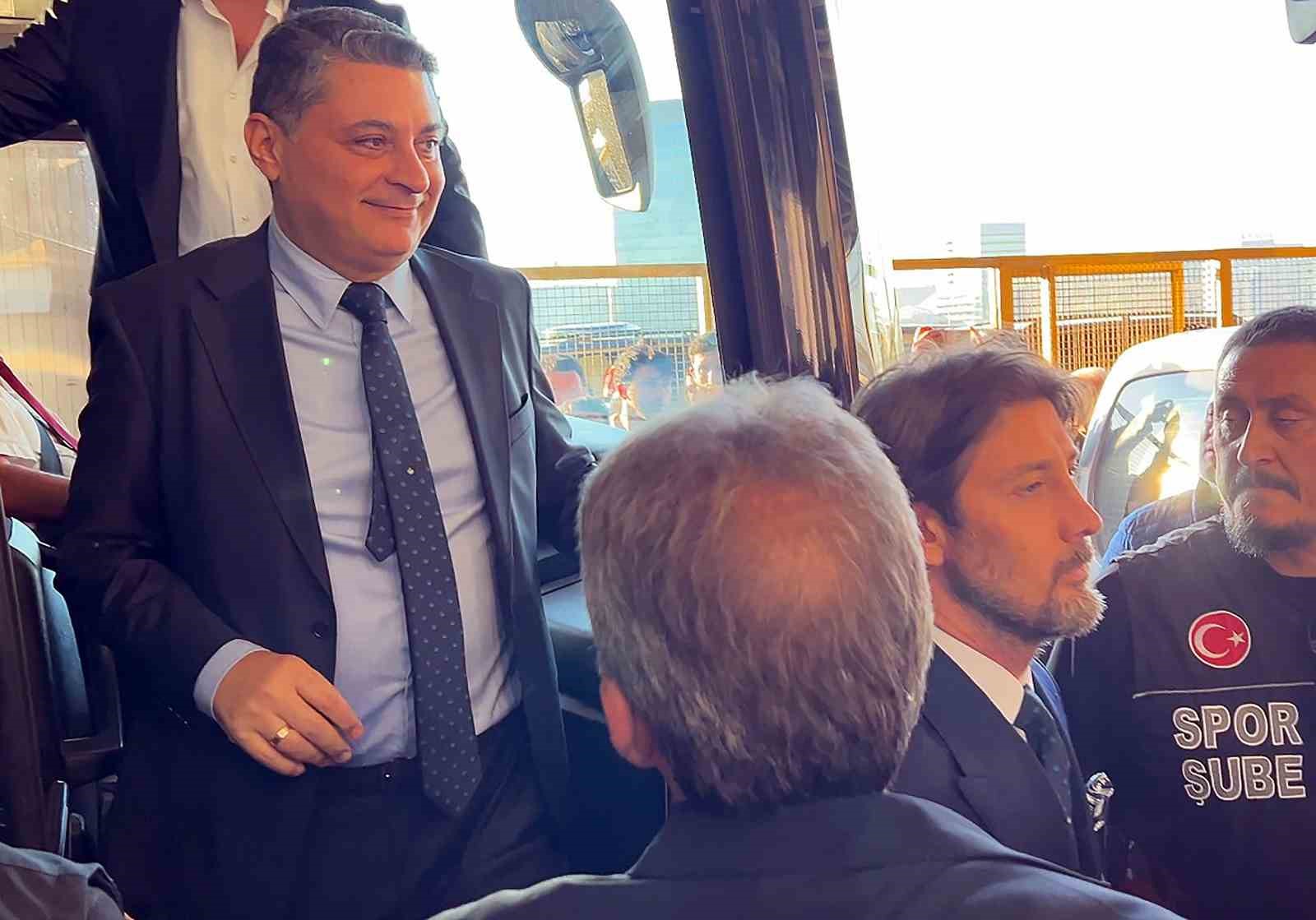 Galatasaraylı yöneticiler, Fenerbahçeli yöneticileri karşıladı
