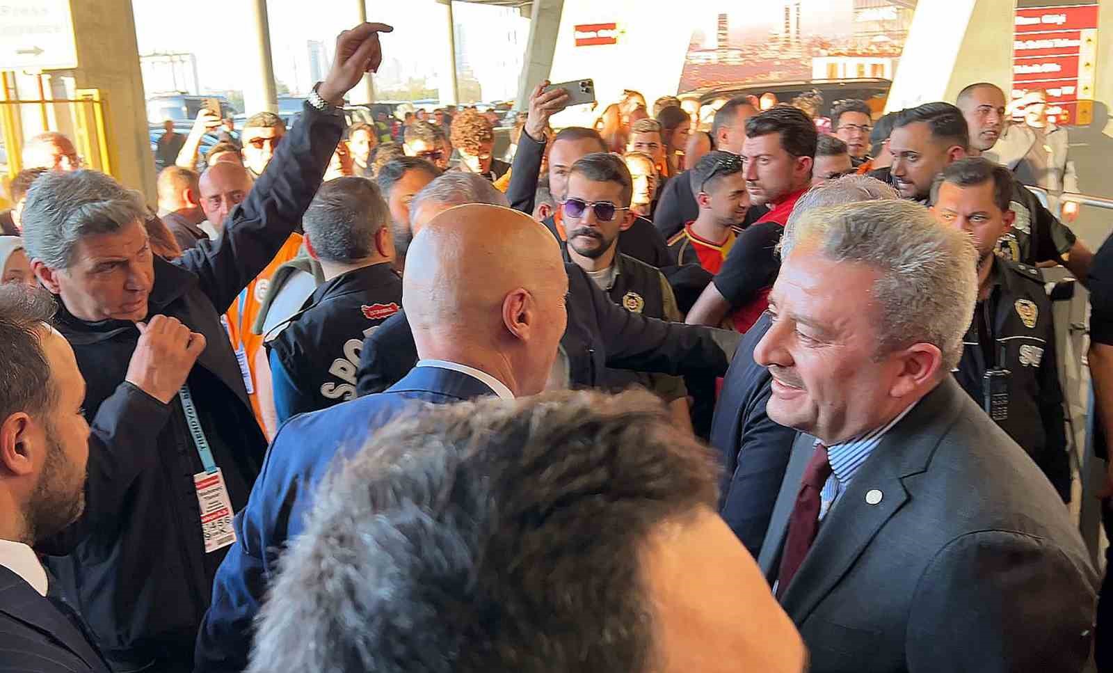 Galatasaraylı yöneticiler, Fenerbahçeli yöneticileri karşıladı

