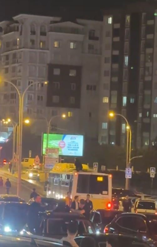 Galibiyet kutlamalarında Galatasaylı taraftar otobüsün üzerinde yolculuk yaptı
