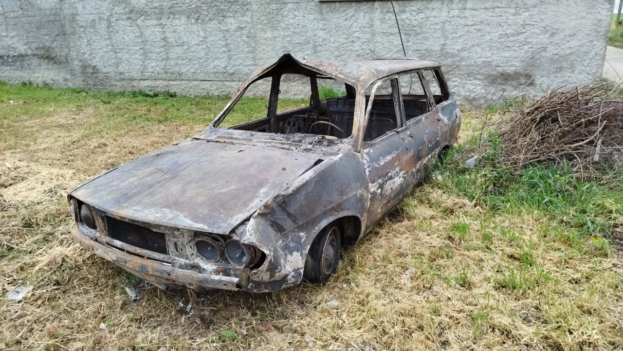 Garajda alevlere teslim olan 2 araç ve motosiklet kullanılmaz hale geldi
