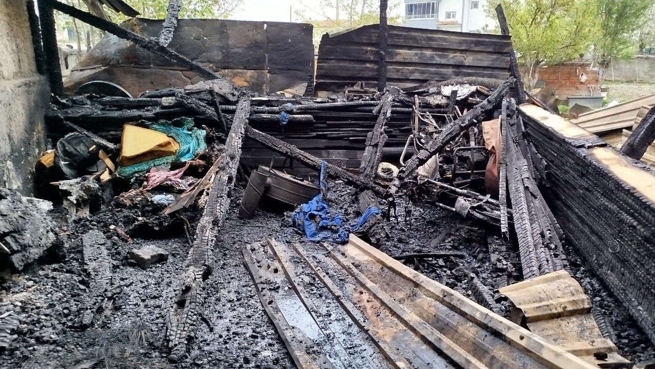 Garajda alevlere teslim olan 2 araç ve motosiklet kullanılmaz hale geldi
