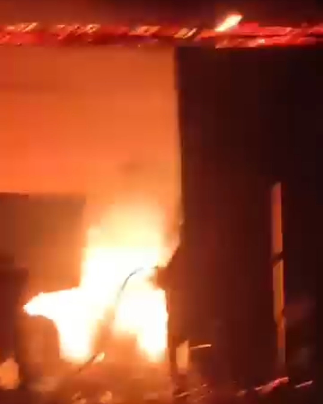 Garajda yangın çıktı traktör kullanılamaz hale geldi
