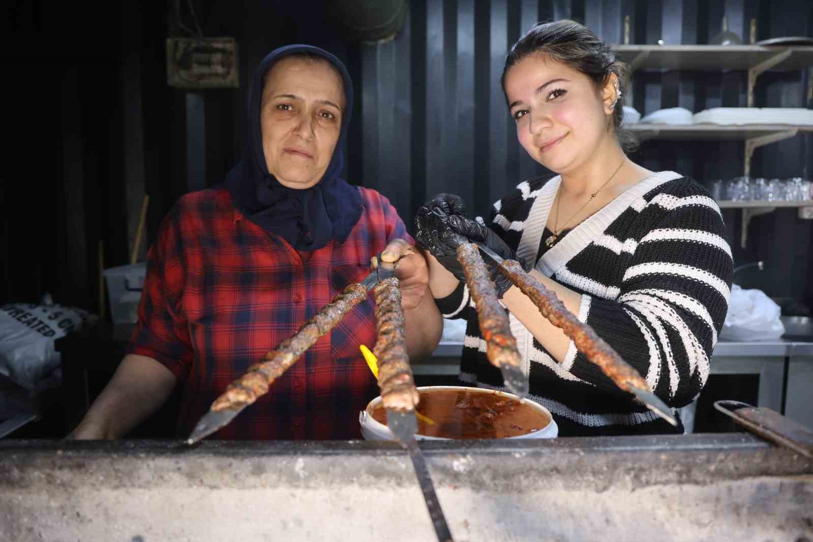 Garson olarak girdiği iş yerinde kebapçılığı öğrenen Zeynep, depremin ardından açtıkları iş yerinde ızgara başında mesai yapıyor
