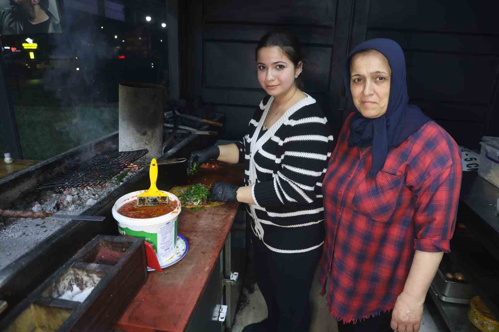 Garson olarak girdiği iş yerinde kebapçılığı öğrenen Zeynep, depremin ardından açtıkları iş yerinde ızgara başında mesai yapıyor

