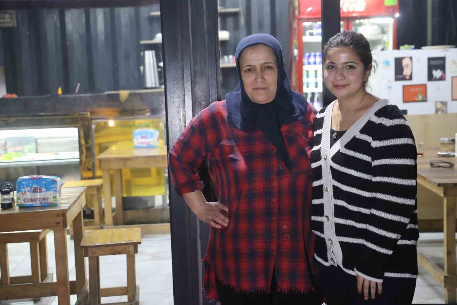 Garson olarak girdiği iş yerinde kebapçılığı öğrenen Zeynep, depremin ardından açtıkları iş yerinde ızgara başında mesai yapıyor
