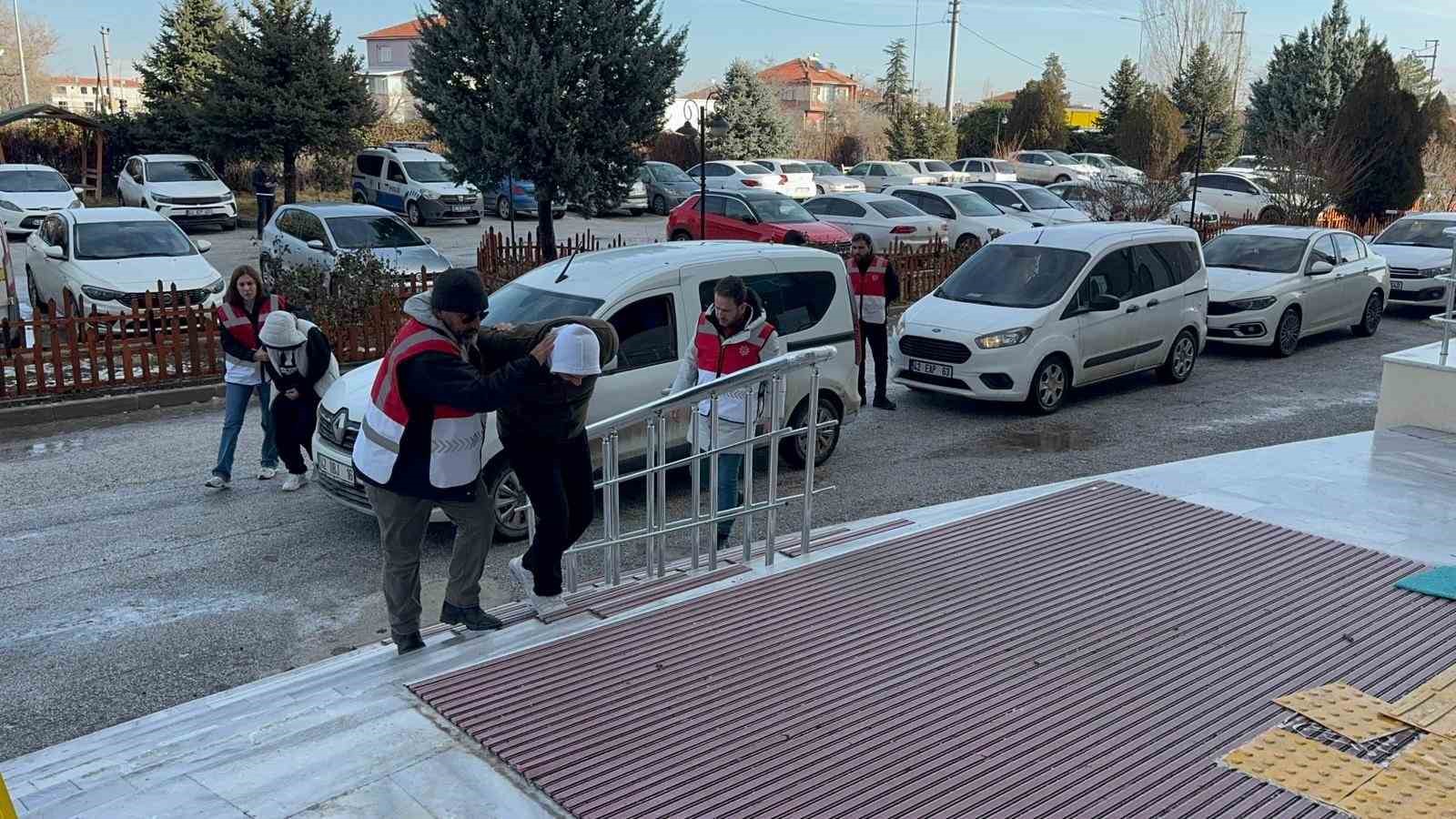 Gasp olayının şüphelileri önce kameraya ardından polise yakalandı
Gasp olayının şüphelileri önce kameraya ardından polise yakalandı
