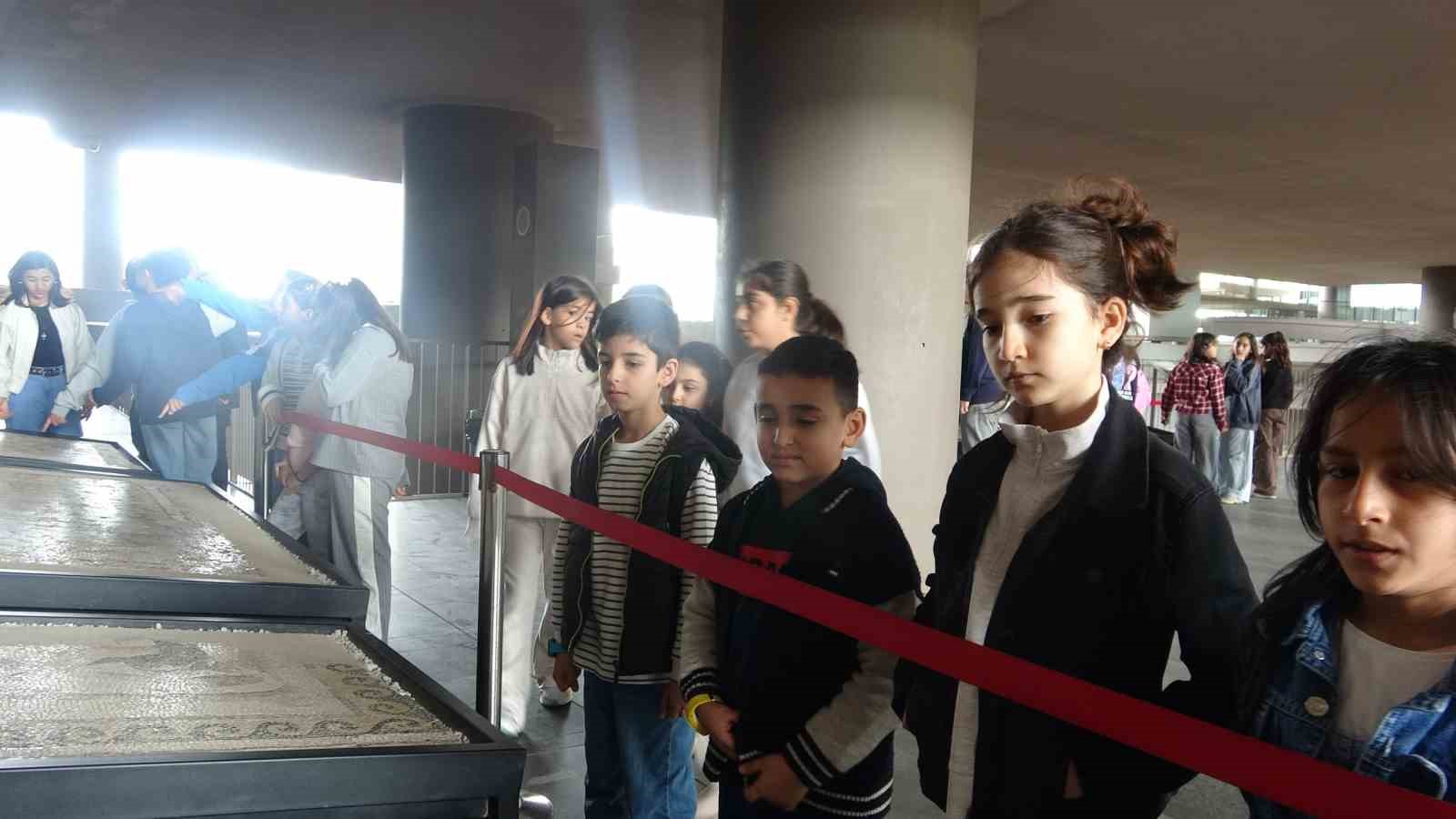 Gazele Gazel Korosu’nun çocuk sanatçıları Antakya’nın tarihi noktalarını gezdi
