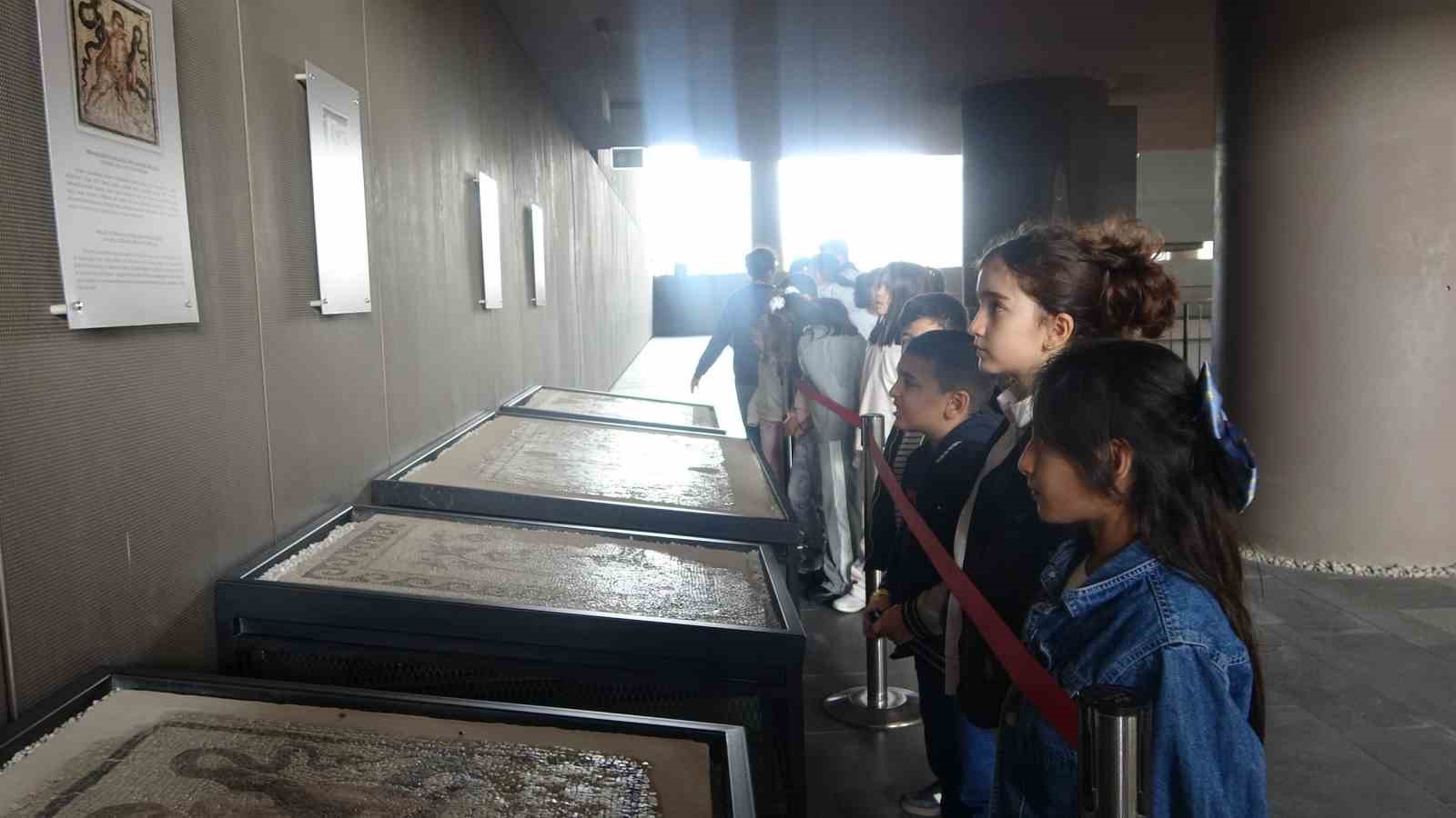 Gazele Gazel Korosu’nun çocuk sanatçıları Antakya’nın tarihi noktalarını gezdi
