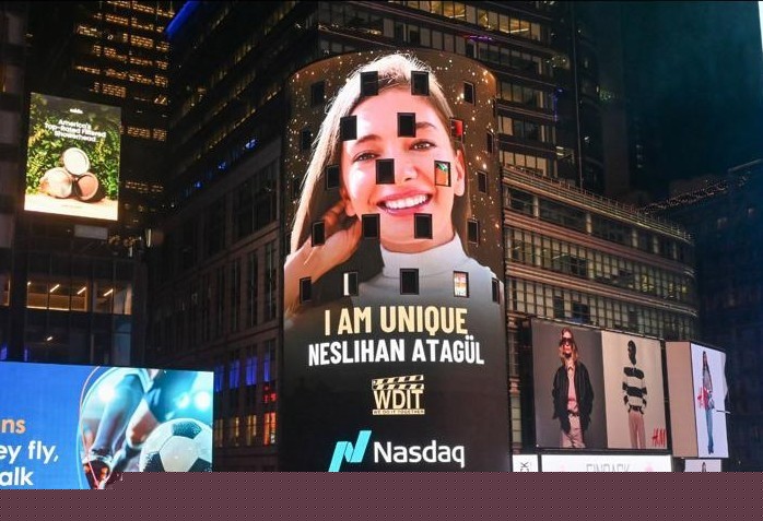 Gazeteci Aslıgül Atasagun ve oyuncu Neslihan Atagül’ün yer aldığı "I AM" kampanyası New York’u aydınlattı
