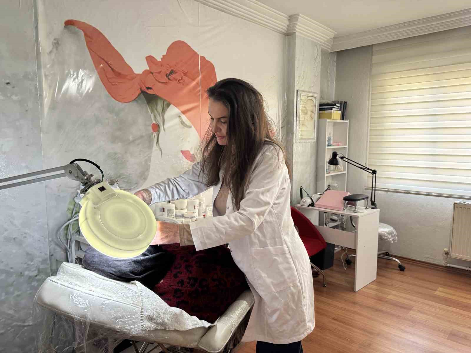 "Gazeteci bu işten ne anlar" diyenlere inat kalemi bıraktı, güzelliğe imza attı
