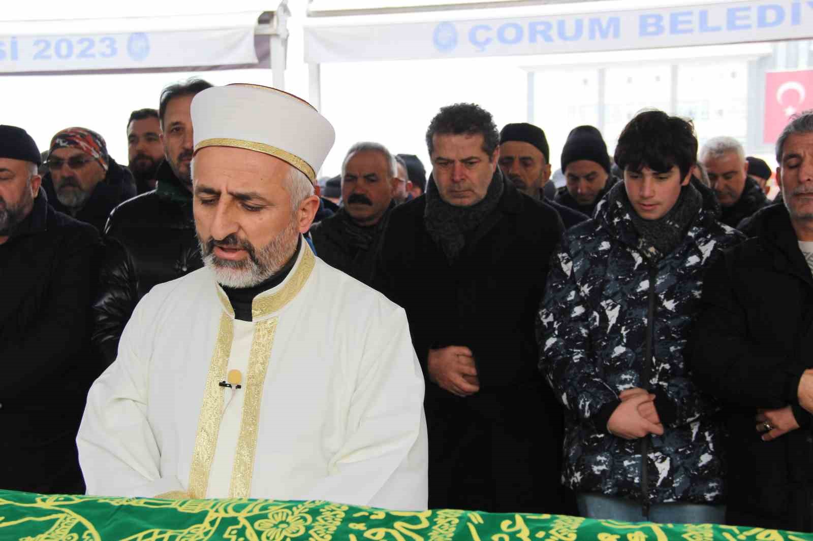 Gazeteci Cüneyt Özdemir’in annesi Çorum’da toprağa verildi
