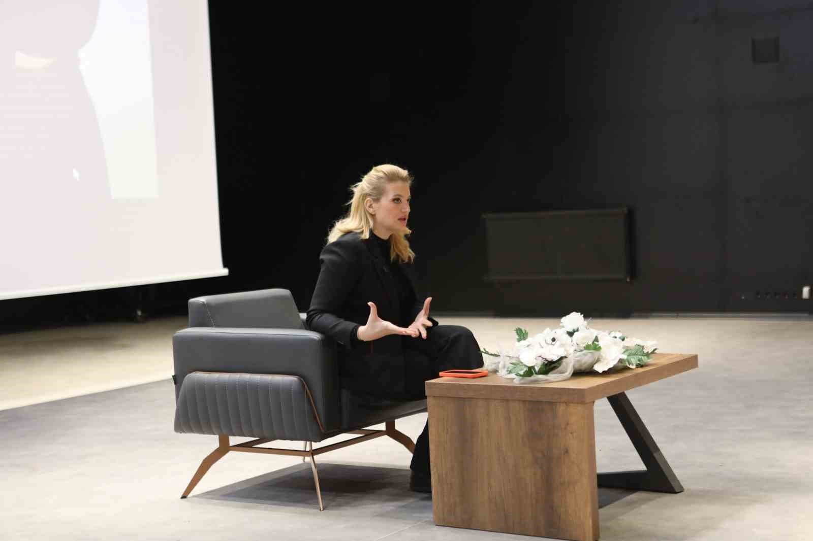 Gazeteci Göksü Öngören Özgür, Atatürk Üniversitesinde öğrencilerle buluştu
