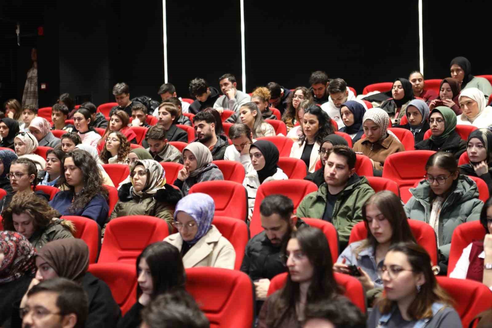 Gazeteci Göksü Öngören Özgür, Atatürk Üniversitesinde öğrencilerle buluştu
