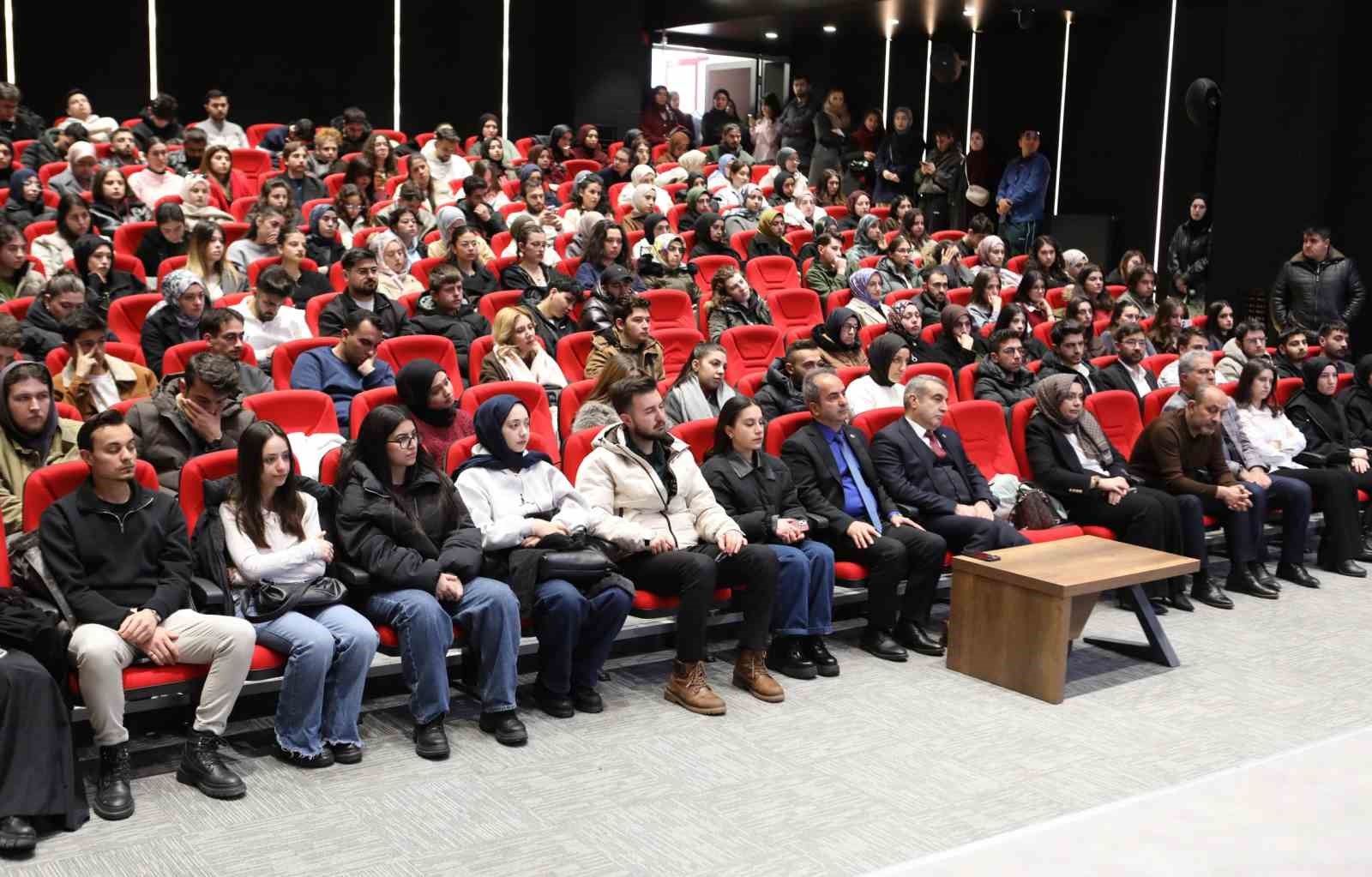 Gazeteci Göksü Öngören Özgür, Atatürk Üniversitesinde öğrencilerle buluştu
